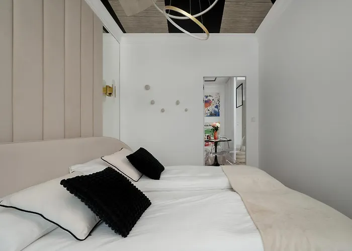 Air Conditioned In Center With Parking By Renters Prestige * Вроцлав