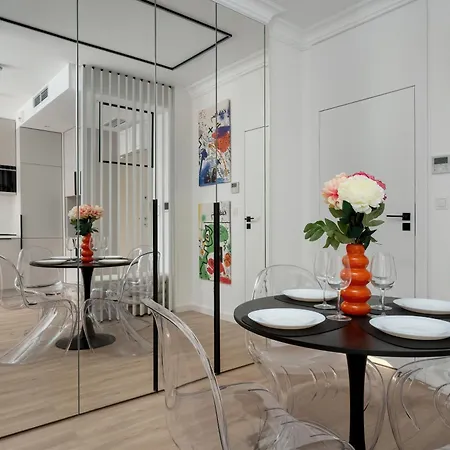 Air Conditioned In Center With Parking By Renters Prestige * Breslavia