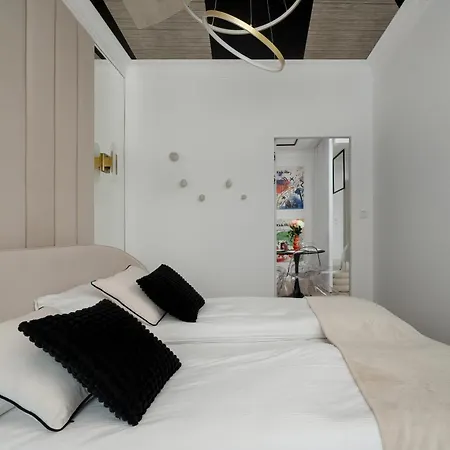 Air Conditioned In Center With Parking By Renters Prestige * Breslavia