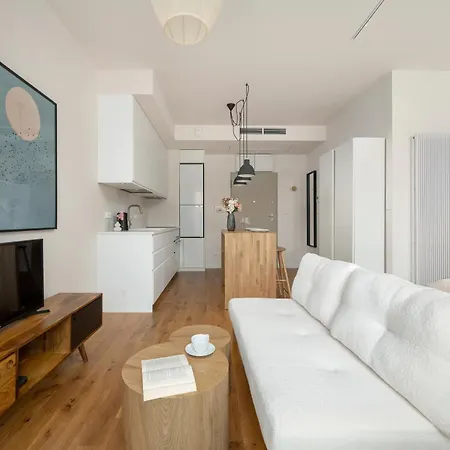 Air Conditioned In Center By Renters Prestige * Wrocław