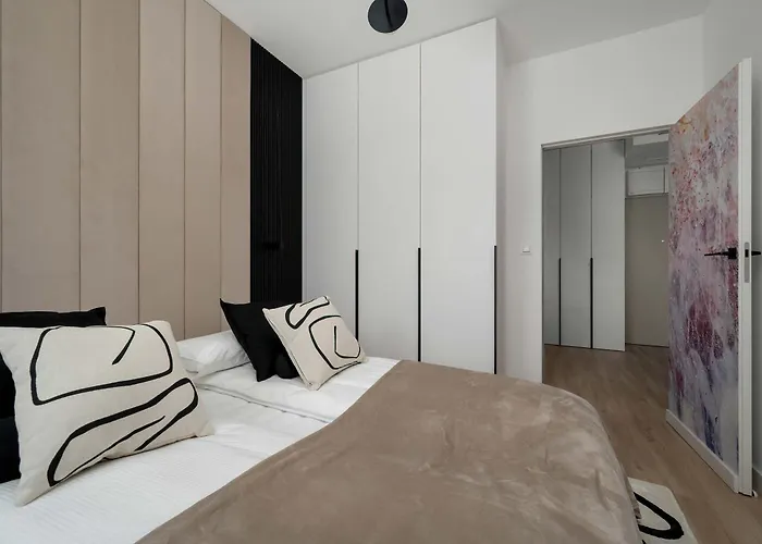 Air Conditioned In Center With Parking By Renters Prestige